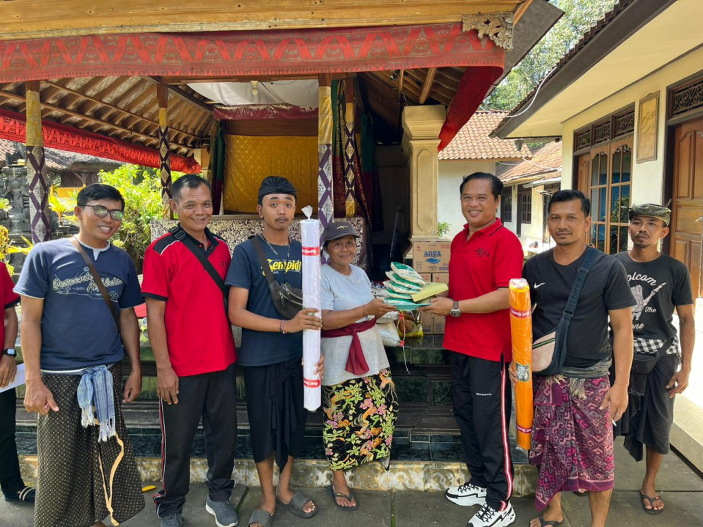 Perbekel Desa Abiansemal Dauh Yeh Cani Salurkan Bantuan Penguburan dalam Acara Pitra Yadnya